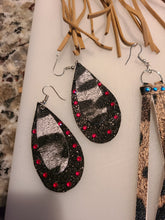 Load image into Gallery viewer, Black glitter/gray leopard print feax leather earrings!