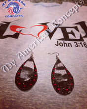 Load image into Gallery viewer, Black glitter/gray leopard print feax leather earrings!